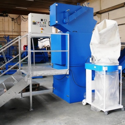 Crushing of plastics with steel and non-ferrous metals